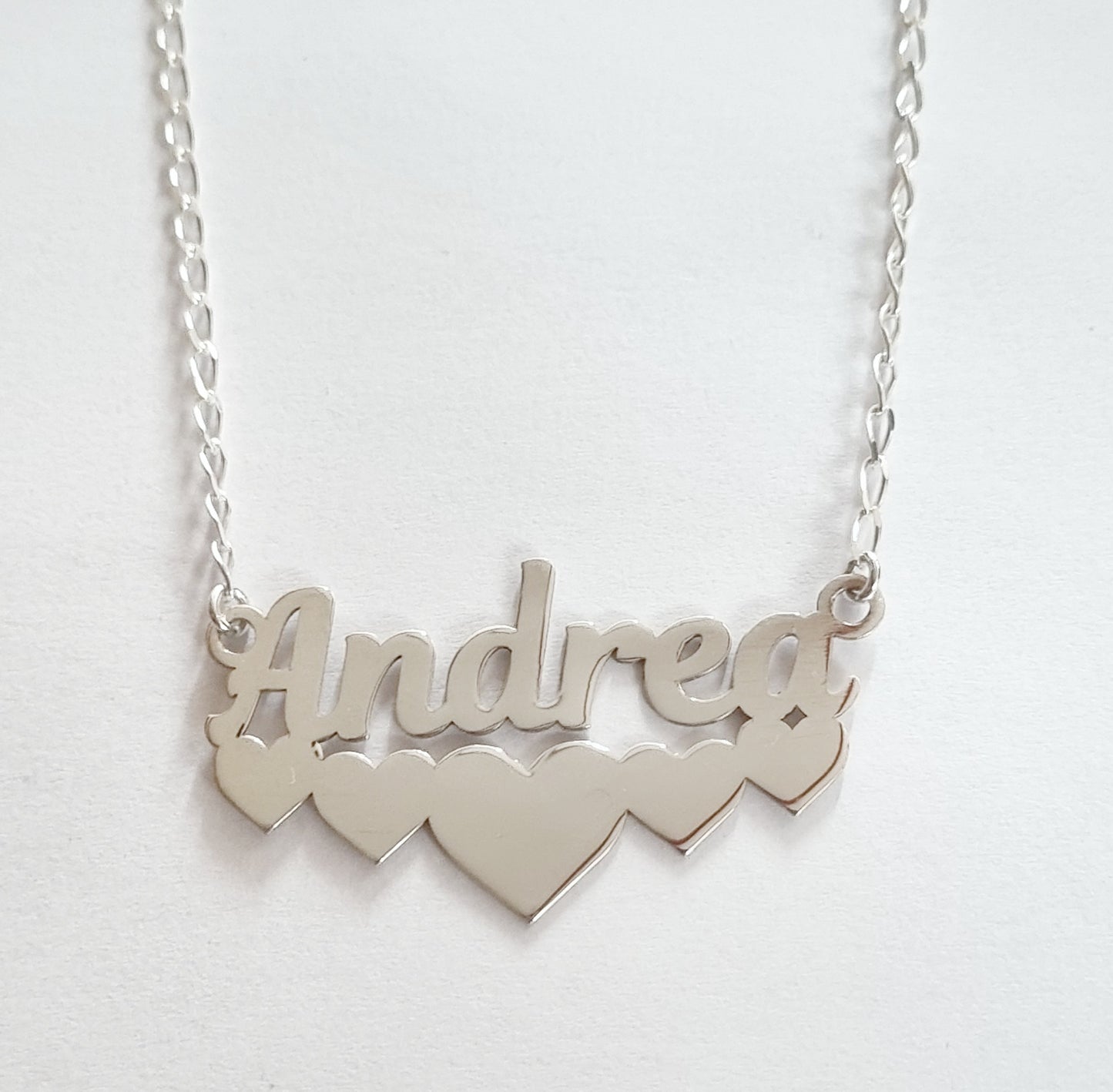 Nombre personalizado con cadena diseño corazones plata pura